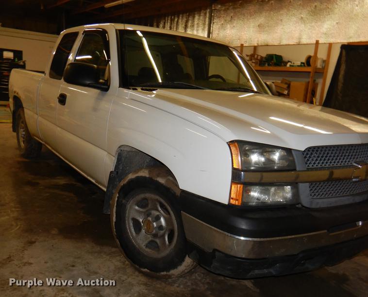 image for item DE0092 2004 Chevrolet Silverado 1500 Ext. Cab pickup truck