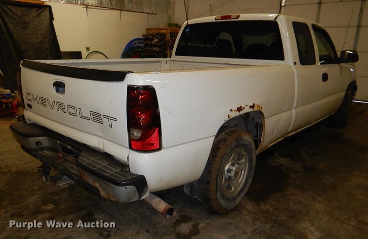 image for item DE0092 2004 Chevrolet Silverado 1500 Ext. Cab pickup truck