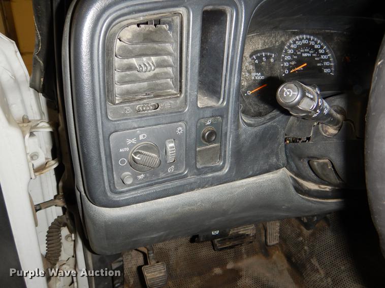 image for item DE0092 2004 Chevrolet Silverado 1500 Ext. Cab pickup truck