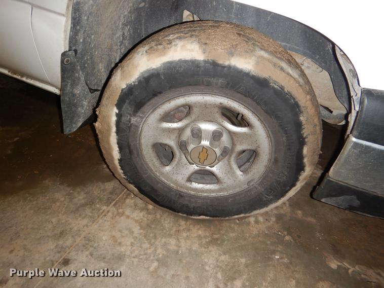 image for item DE0092 2004 Chevrolet Silverado 1500 Ext. Cab pickup truck