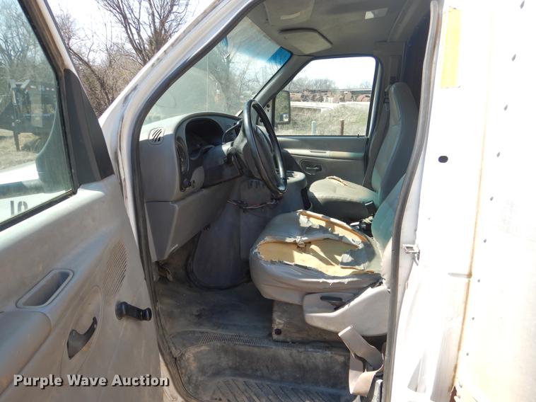 image for item DE3867 2000 Ford Econoline E350 box truck
