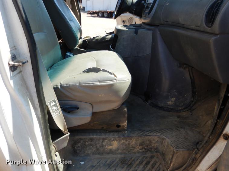 image for item DE3867 2000 Ford Econoline E350 box truck