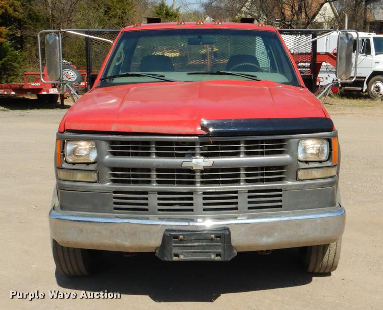 image for item DE3868 2001 Chevrolet Silverado 3500HD flatbed pickup truck