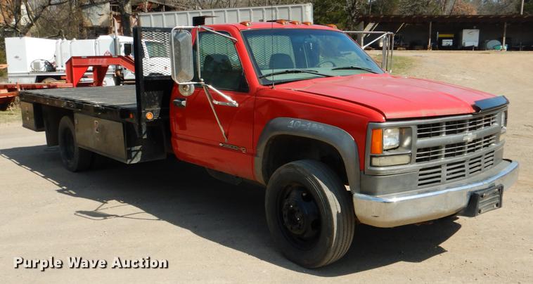 image for item DE3868 2001 Chevrolet Silverado 3500HD flatbed pickup truck