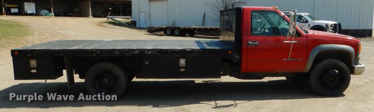 image for item DE3868 2001 Chevrolet Silverado 3500HD flatbed pickup truck