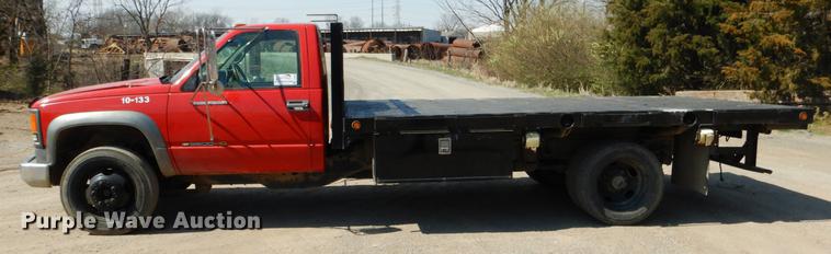 image for item DE3868 2001 Chevrolet Silverado 3500HD flatbed pickup truck