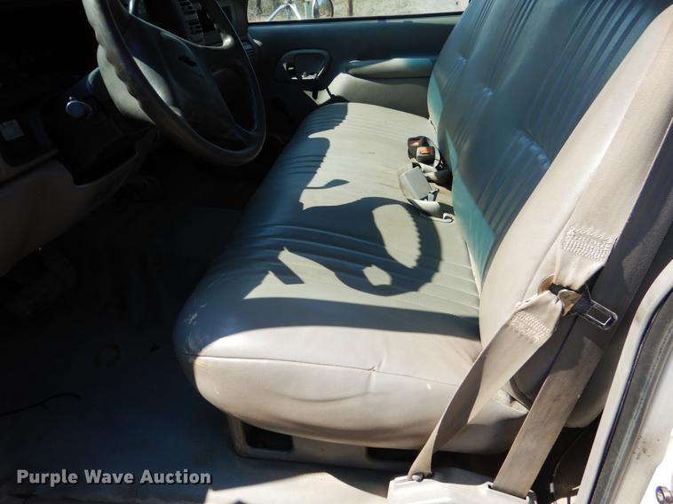 image for item DE3868 2001 Chevrolet Silverado 3500HD flatbed pickup truck