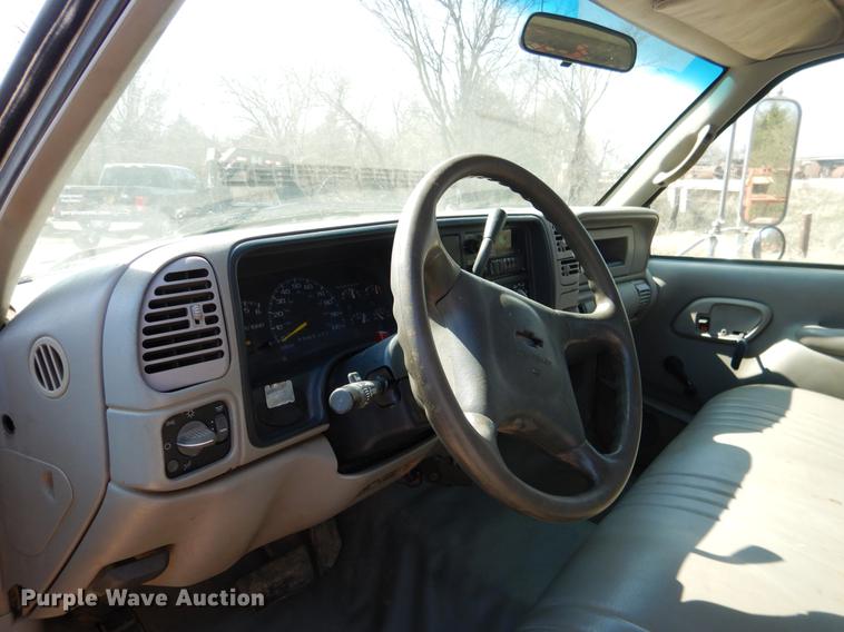 image for item DE3868 2001 Chevrolet Silverado 3500HD flatbed pickup truck