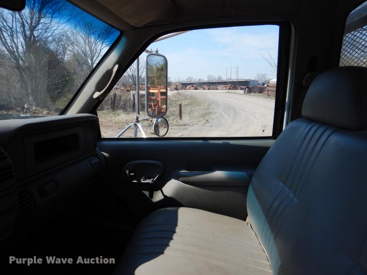 image for item DE3868 2001 Chevrolet Silverado 3500HD flatbed pickup truck