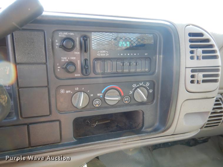 image for item DE3868 2001 Chevrolet Silverado 3500HD flatbed pickup truck