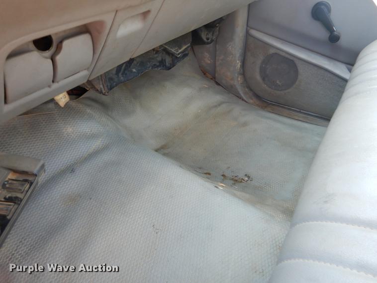 image for item DE3868 2001 Chevrolet Silverado 3500HD flatbed pickup truck