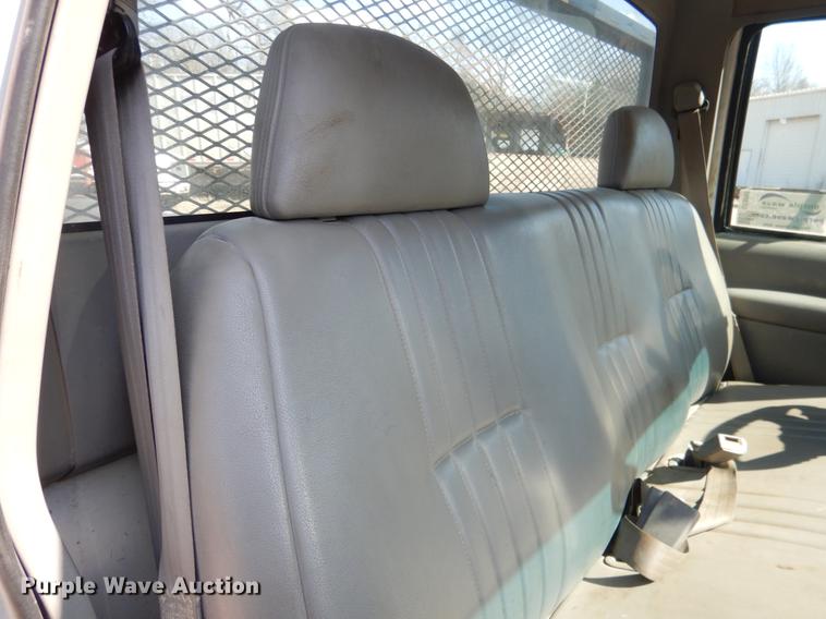 image for item DE3868 2001 Chevrolet Silverado 3500HD flatbed pickup truck