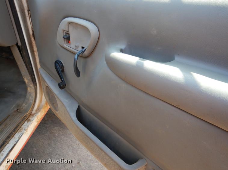 image for item DE3868 2001 Chevrolet Silverado 3500HD flatbed pickup truck