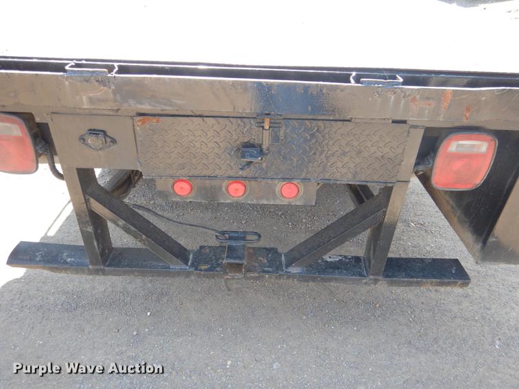 image for item DE3868 2001 Chevrolet Silverado 3500HD flatbed pickup truck