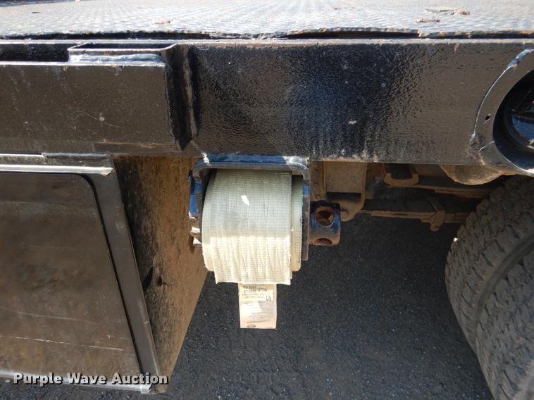 image for item DE3868 2001 Chevrolet Silverado 3500HD flatbed pickup truck