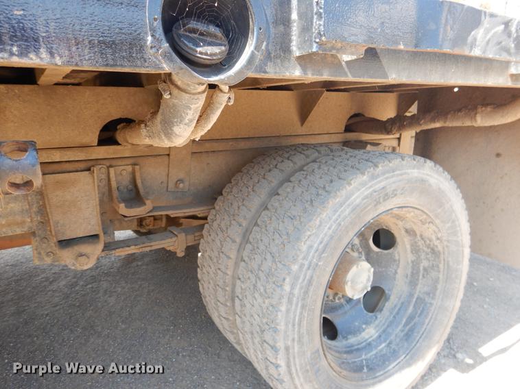 image for item DE3868 2001 Chevrolet Silverado 3500HD flatbed pickup truck