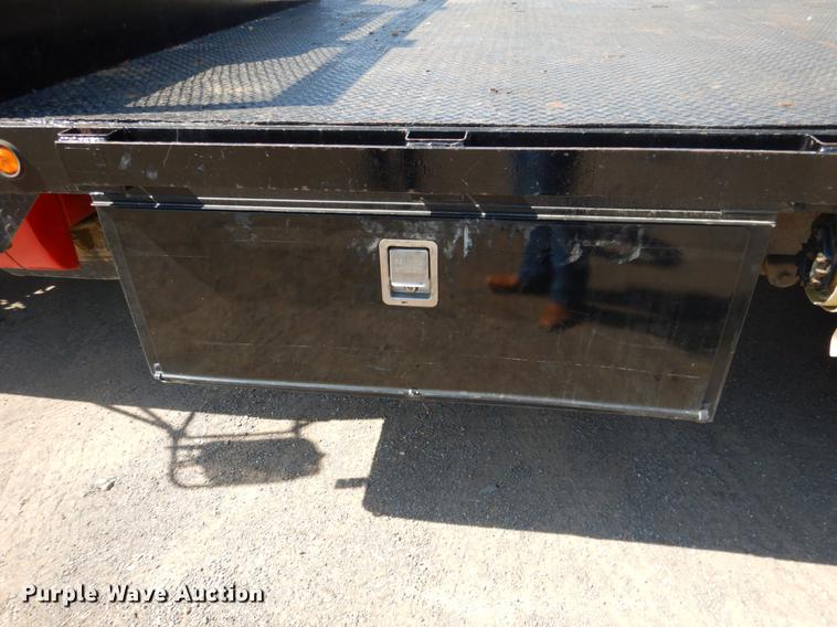 image for item DE3868 2001 Chevrolet Silverado 3500HD flatbed pickup truck