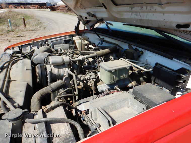 image for item DE3868 2001 Chevrolet Silverado 3500HD flatbed pickup truck