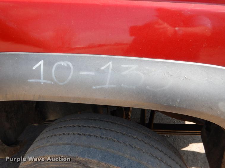 image for item DE3868 2001 Chevrolet Silverado 3500HD flatbed pickup truck