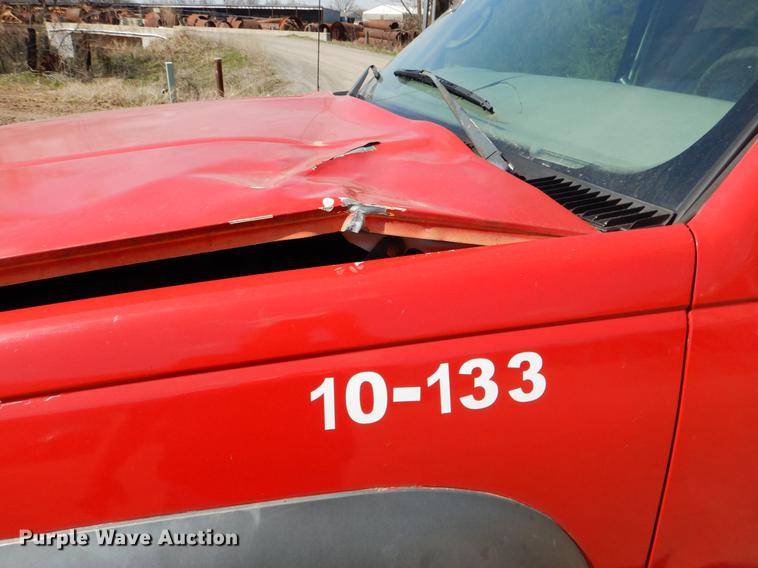 image for item DE3868 2001 Chevrolet Silverado 3500HD flatbed pickup truck