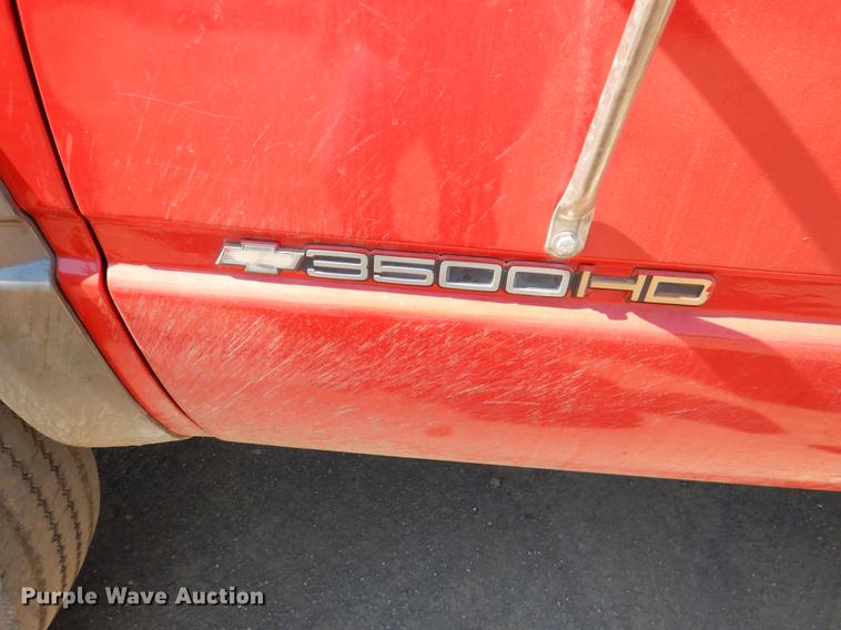 image for item DE3868 2001 Chevrolet Silverado 3500HD flatbed pickup truck