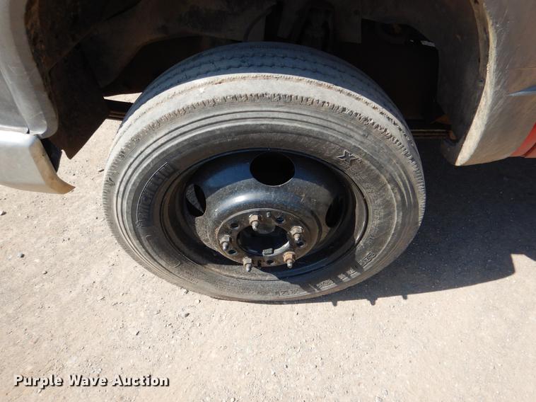 image for item DE3868 2001 Chevrolet Silverado 3500HD flatbed pickup truck