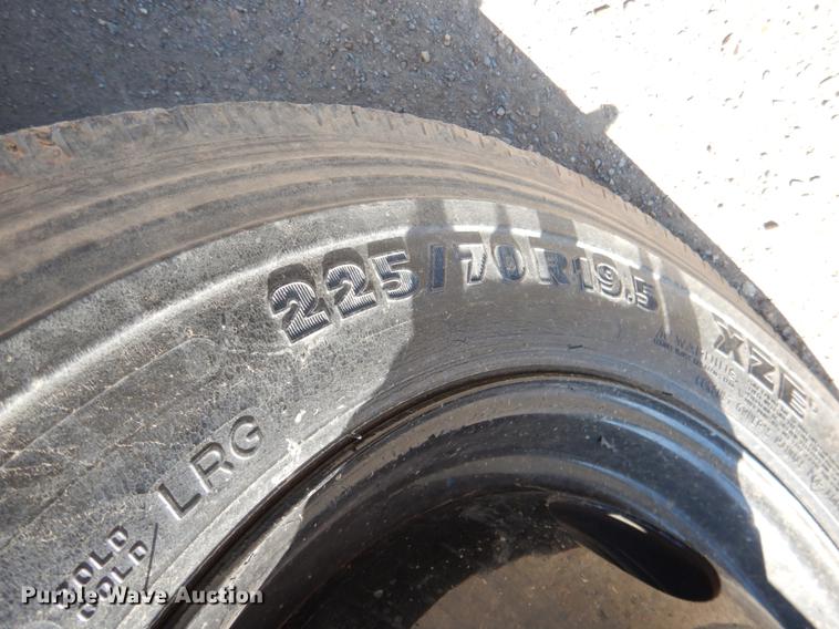 image for item DE3868 2001 Chevrolet Silverado 3500HD flatbed pickup truck