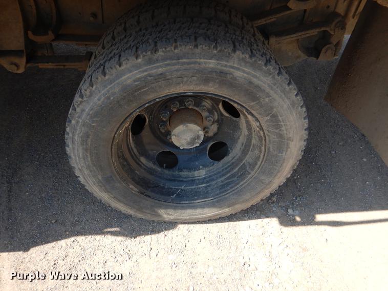 image for item DE3868 2001 Chevrolet Silverado 3500HD flatbed pickup truck