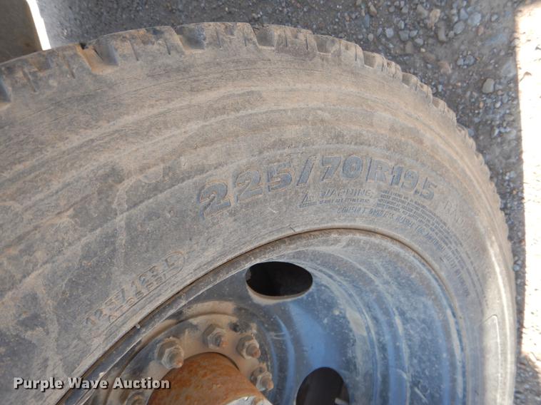 image for item DE3868 2001 Chevrolet Silverado 3500HD flatbed pickup truck