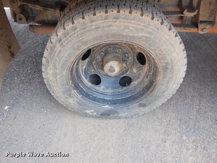 image for item DE3868 2001 Chevrolet Silverado 3500HD flatbed pickup truck