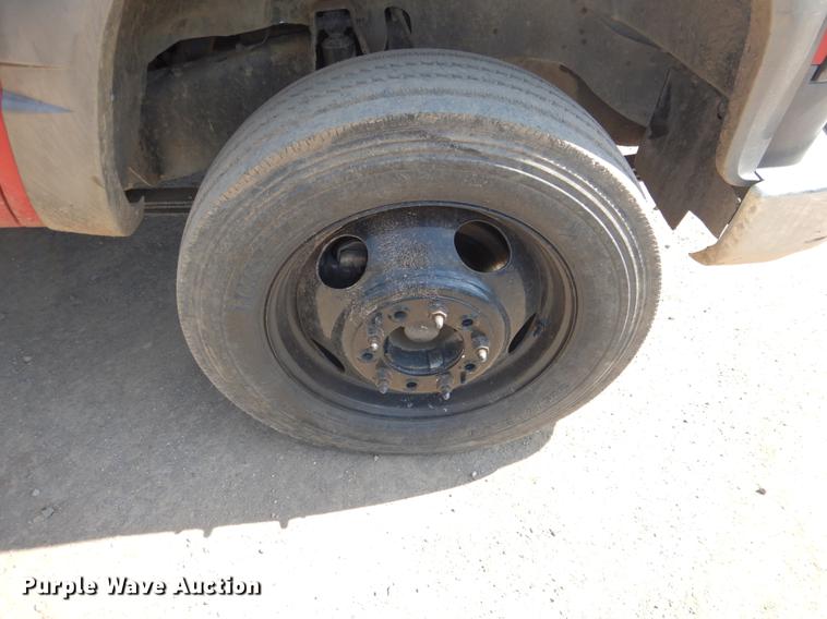 image for item DE3868 2001 Chevrolet Silverado 3500HD flatbed pickup truck