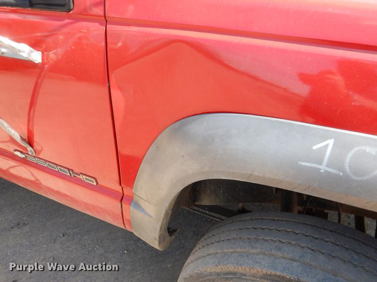 image for item DE3868 2001 Chevrolet Silverado 3500HD flatbed pickup truck