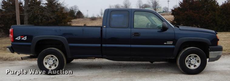 image for item DE6039 2005 Chevrolet Silverado 3500 Ext. Cab pickup truck
