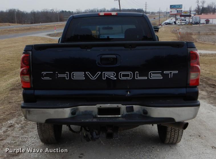 image for item DE6039 2005 Chevrolet Silverado 3500 Ext. Cab pickup truck