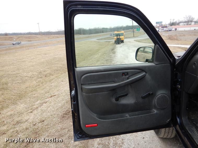 image for item DE6039 2005 Chevrolet Silverado 3500 Ext. Cab pickup truck