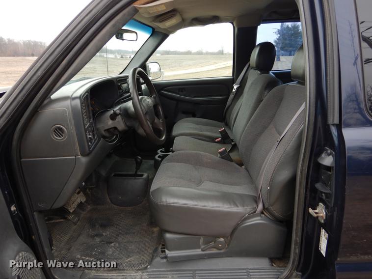 image for item DE6039 2005 Chevrolet Silverado 3500 Ext. Cab pickup truck