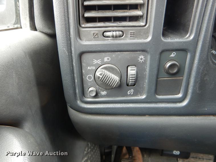 image for item DE6039 2005 Chevrolet Silverado 3500 Ext. Cab pickup truck