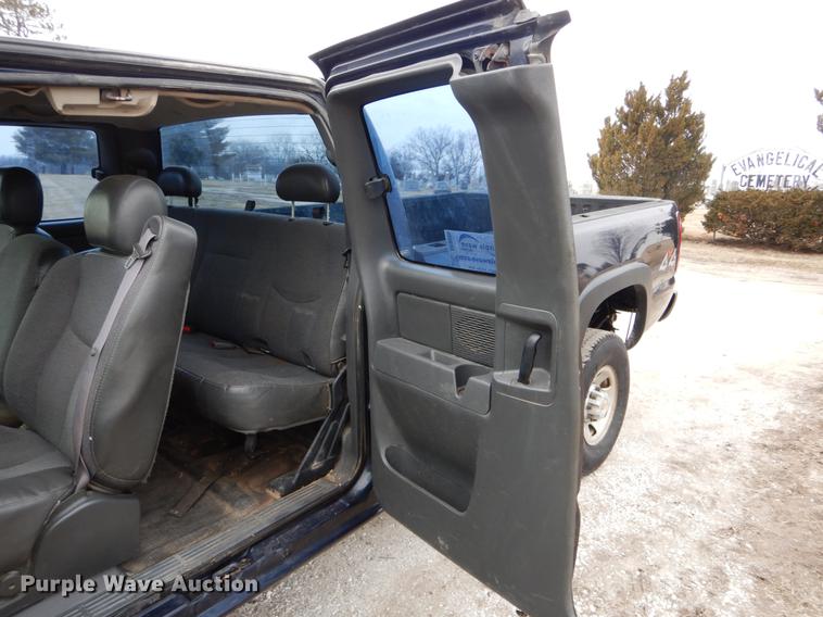 image for item DE6039 2005 Chevrolet Silverado 3500 Ext. Cab pickup truck