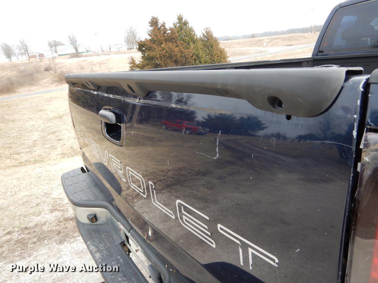 image for item DE6039 2005 Chevrolet Silverado 3500 Ext. Cab pickup truck