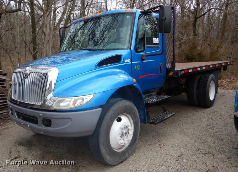 image for item DE6045 2005 International 4200 flat dump bed truck