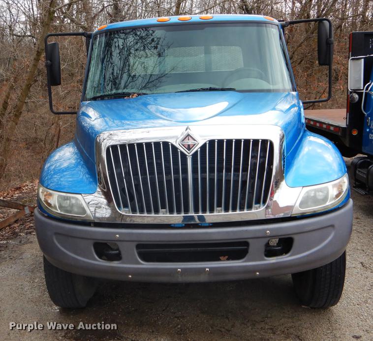 image for item DE6045 2005 International 4200 flat dump bed truck