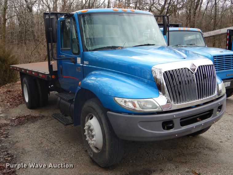 image for item DE6045 2005 International 4200 flat dump bed truck