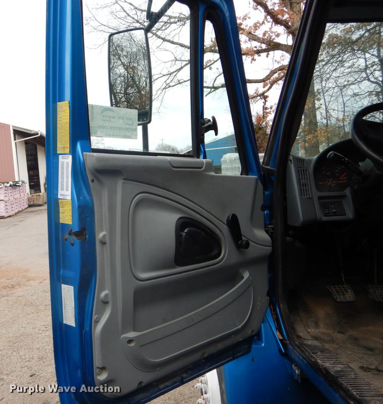 image for item DE6045 2005 International 4200 flat dump bed truck