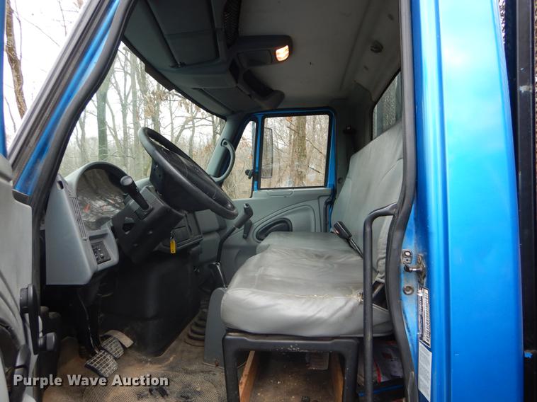 image for item DE6045 2005 International 4200 flat dump bed truck