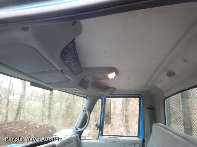 image for item DE6045 2005 International 4200 flat dump bed truck