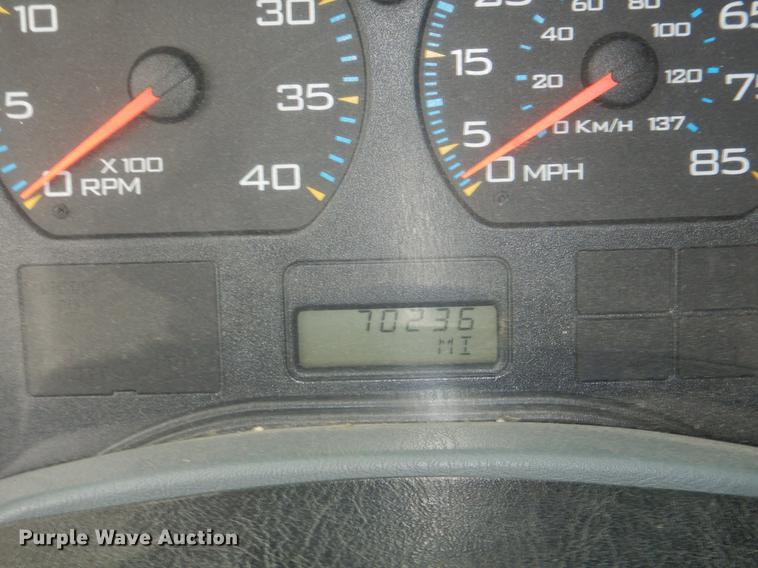 image for item DE6045 2005 International 4200 flat dump bed truck