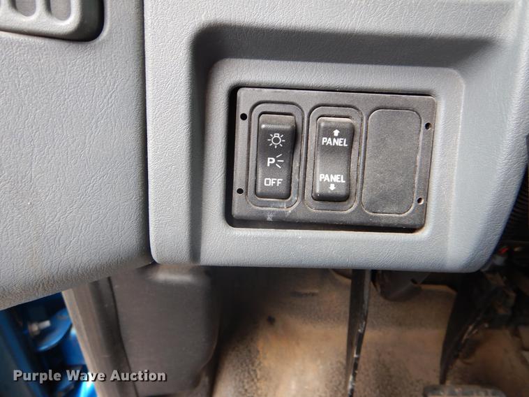 image for item DE6045 2005 International 4200 flat dump bed truck