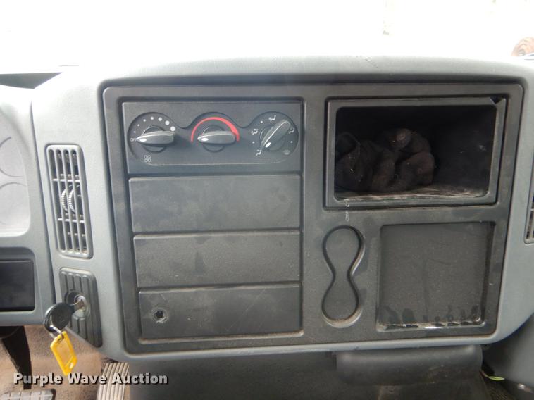 image for item DE6045 2005 International 4200 flat dump bed truck