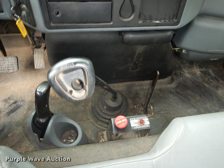 image for item DE6045 2005 International 4200 flat dump bed truck