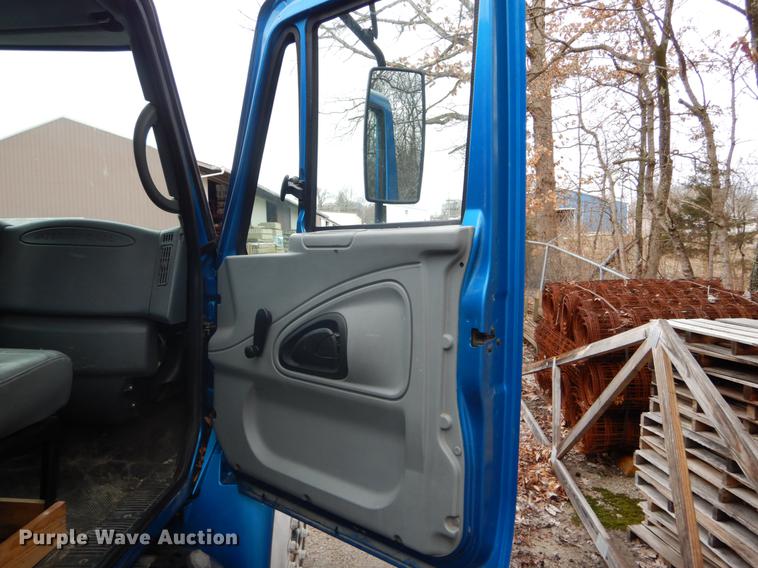 image for item DE6045 2005 International 4200 flat dump bed truck